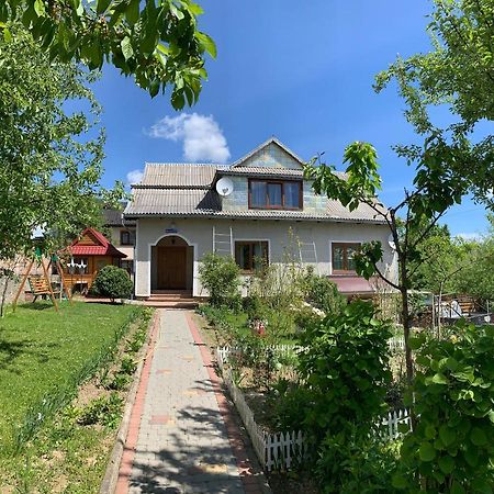Guest House Viktoria Yaremche Bagian luar foto