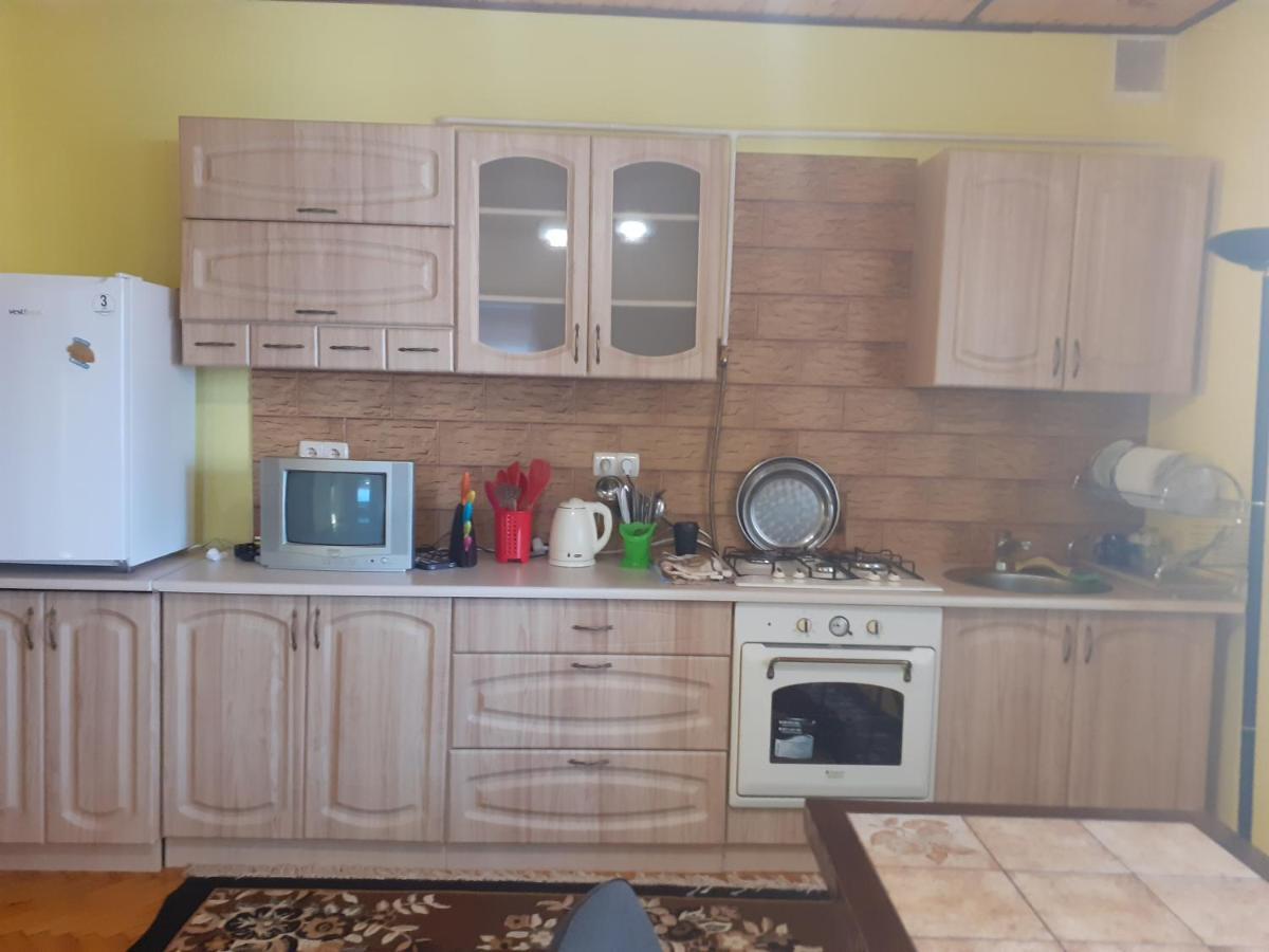 Guest House Viktoria Yaremche Bagian luar foto