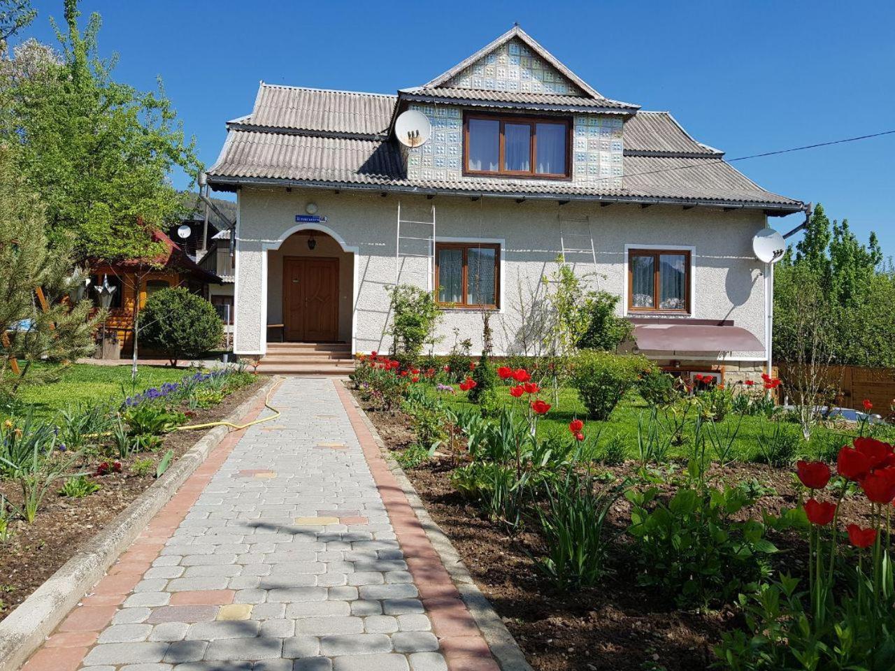 Guest House Viktoria Yaremche Bagian luar foto